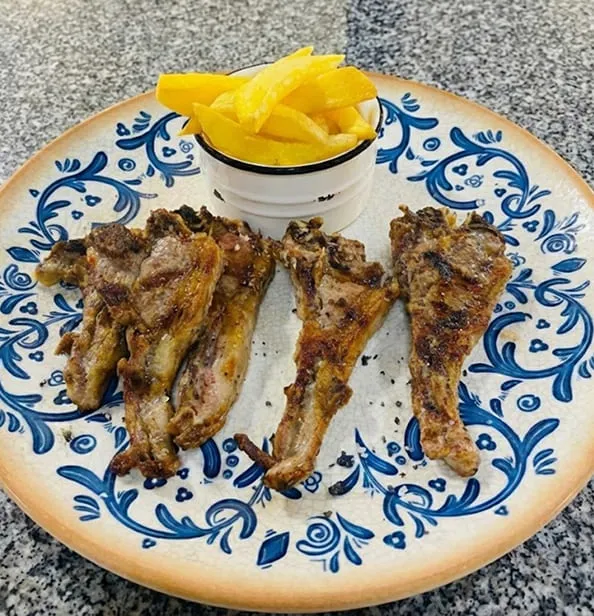 Chuletillas de cordero cocinadas a la brasa de encina: sabor tradicional castellano.