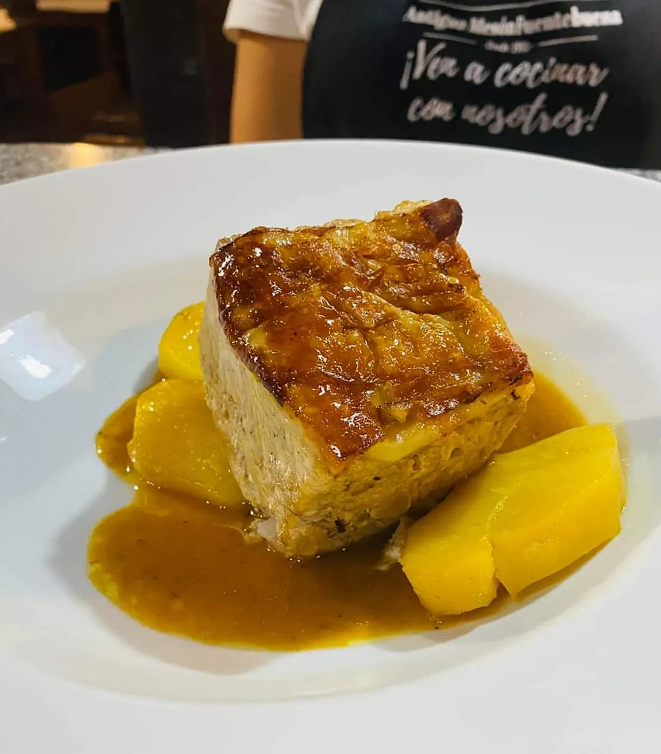 Cochinillo crujiente y dorado cocinado a la brasa en Antiguo Mesón Fuentebuena.