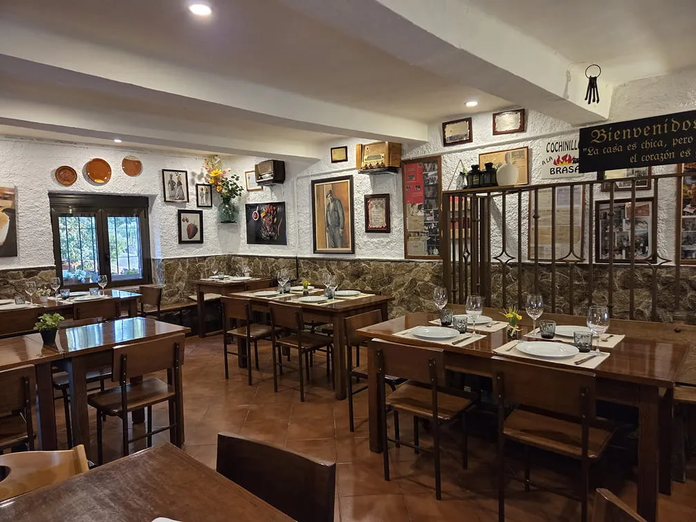 Salón comedor principal del Antiguo Mesón Fuentebuena: un ambiente rústico y acogedor en la provincia de Salamanca para disfrutar de la tradición.