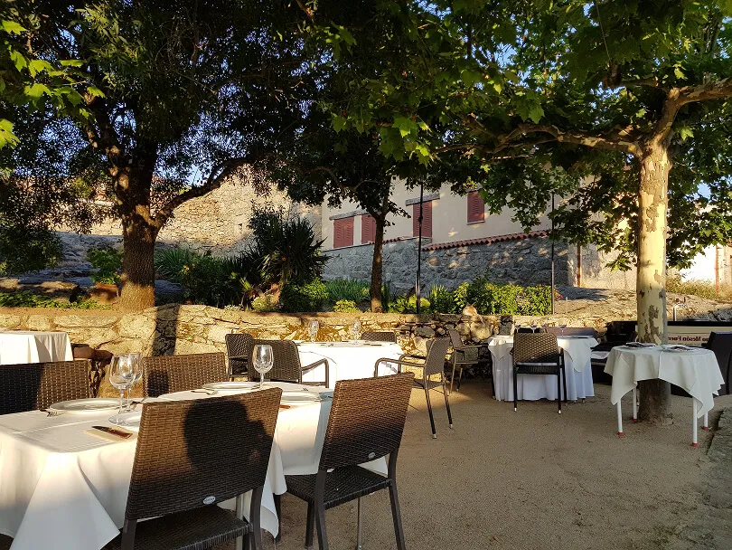 terraza de verano al atardecer